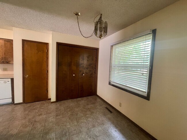 Building Photo - 3 Bedroom Home - Great Location, All Brick