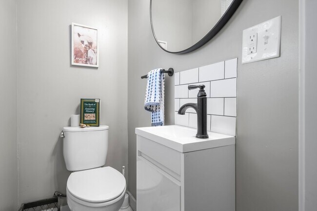 Foto del edificio - 408 Zay Dr