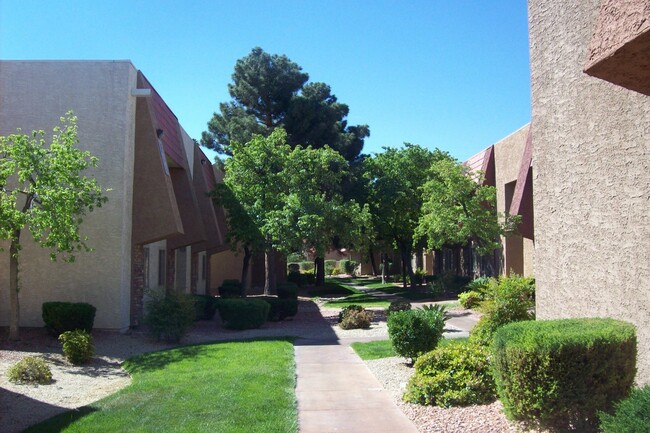 Foto del edificio - One bedroom on the ground floor of guard g...