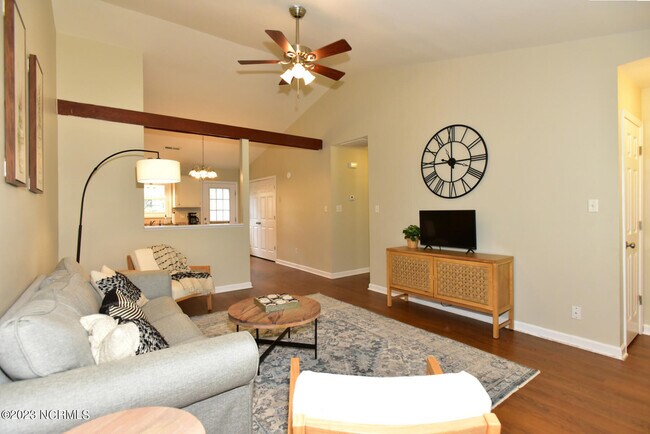 Foto del edificio - 140 Corey Cir