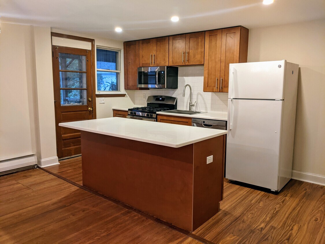 Foto principal - 736 E Railroad Ave