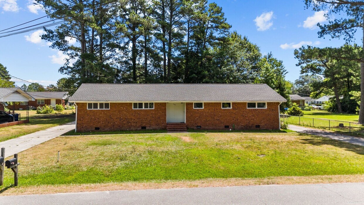 Primary Photo - Updated Two Bedroom near Downtown Smithfie...