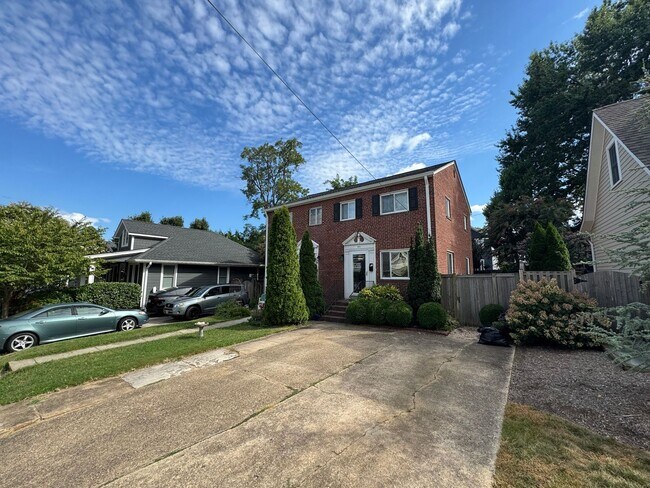 Building Photo - Beautiful 2 Bed 2 Bath Semi-Detached Brick...