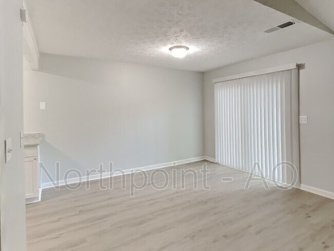 Foto del edificio - 8591 Creekview Ct