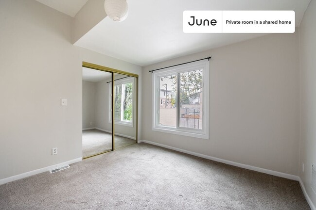 Building Photo - Room in Shared 5 bed/3 bath home