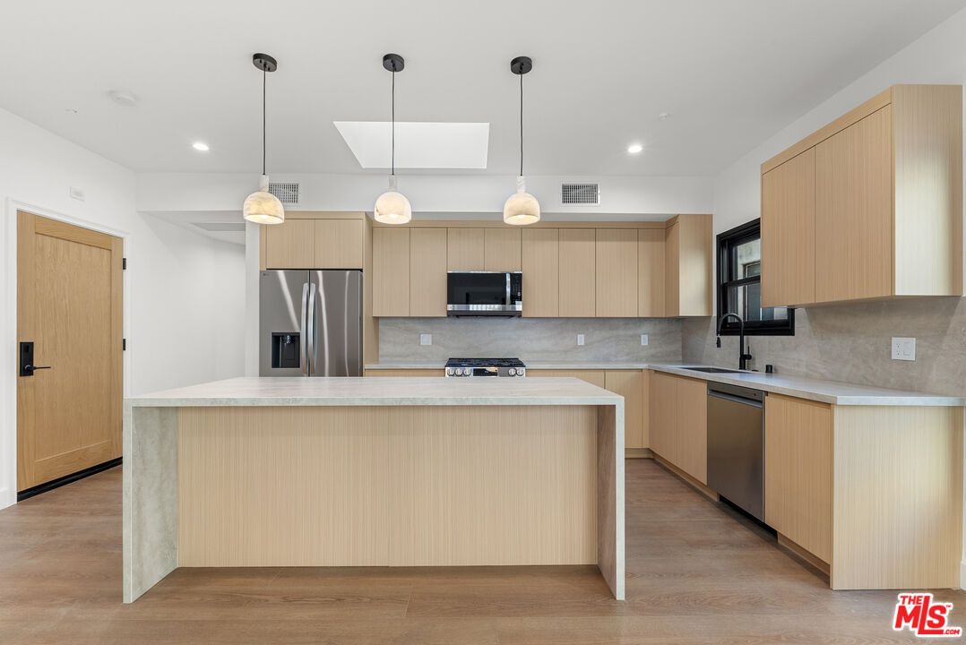 Foto principal - 132 S Oakhurst Dr