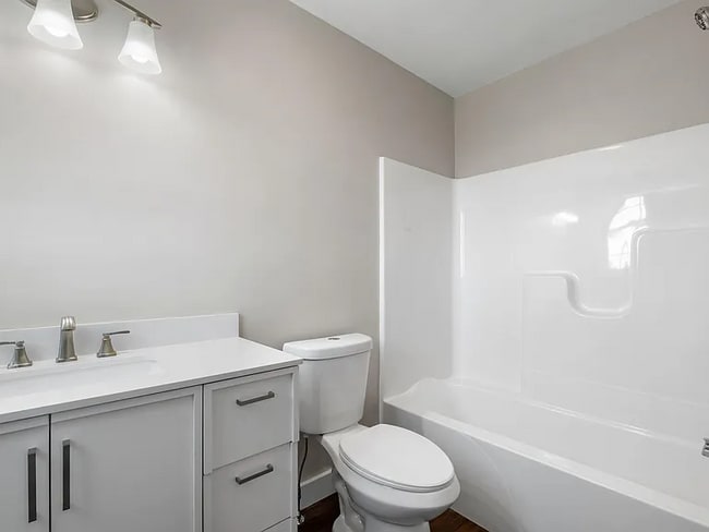 Building Photo - 84 Old Lake Shore Rd