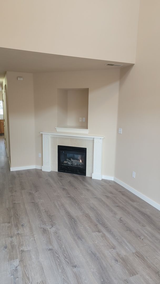 Building Photo - Douglas Duplex - Godfrey