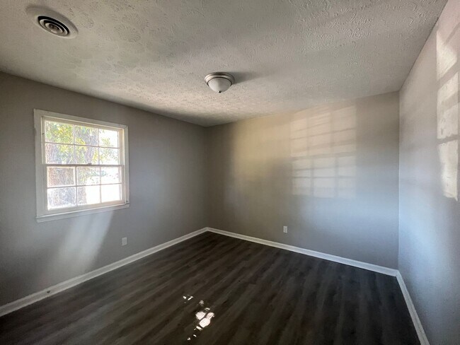 Building Photo - 1220 Southwood Dr