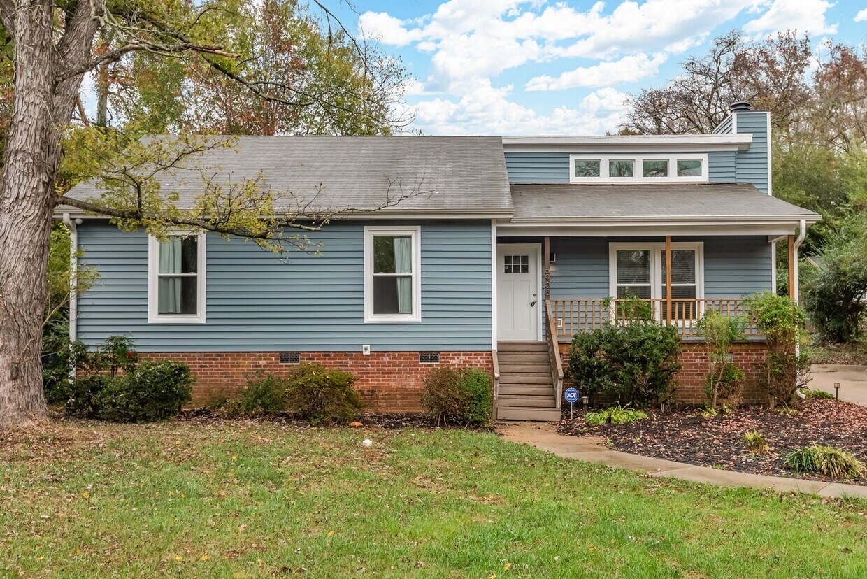 Primary Photo - Available Now! Charming 3-bed, 2-bath hous...
