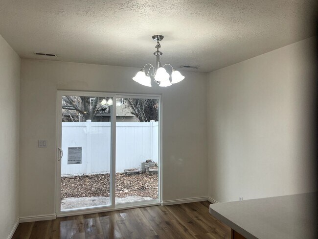 Building Photo - Provo 4bd 3ba Twin-home with Main Floor Master!