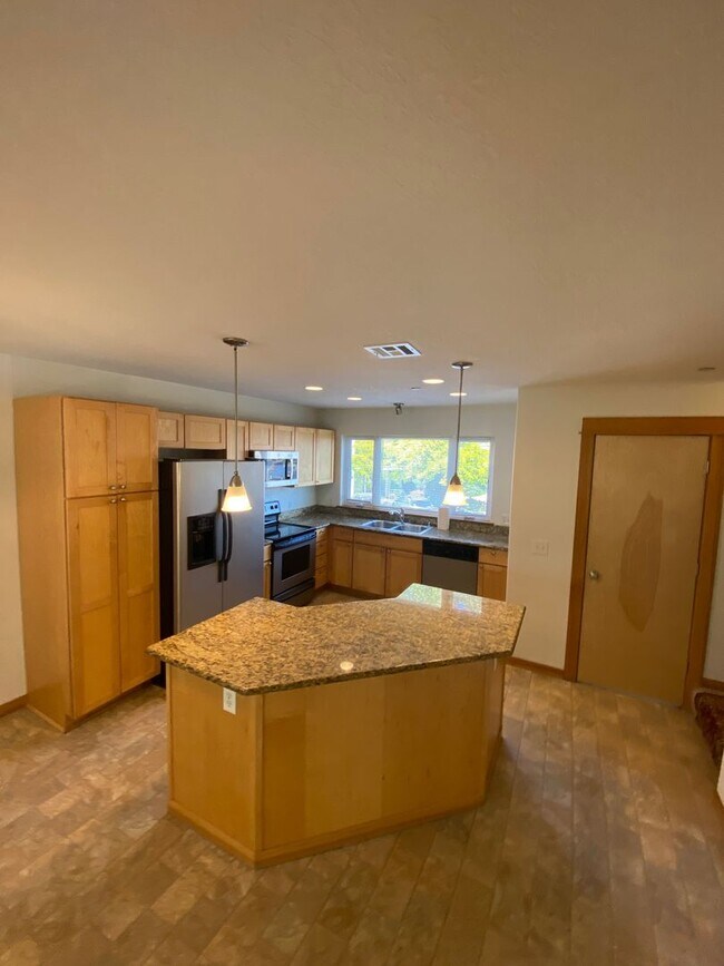 Building Photo - 3 Bedroom | 2 1/2 Bath Townhouse in The Dalles, OR.
