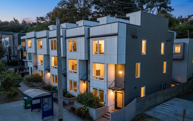 Building Photo - 2833 3rd Ave W