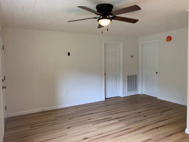 Building Photo - Newly remodeled 3 bedroom/1 bath - East Mo...