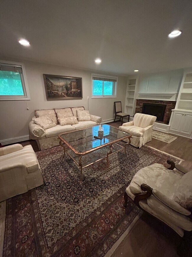 Foto del edificio - Fully furnished 1 + 1 basement unit / sep ...