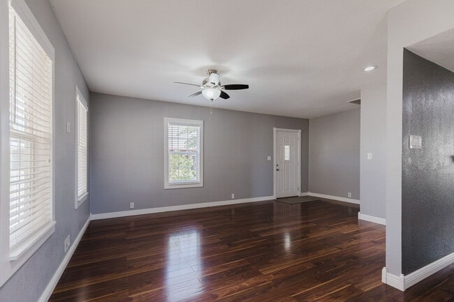 Building Photo - Adorable 2 bedroom 1 bath House