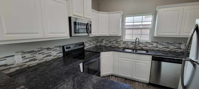 Foto del edificio - Beautiful property with granite countertops!