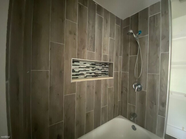 Foto del edificio - 3 br, 1 bath House - 27 Hawthorne Ave
