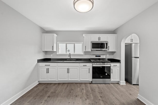 Beautiful 4 bedroom home in Coraopolis available June 1! - Beautiful 4 bedroom home in Coraopolis available June 1!