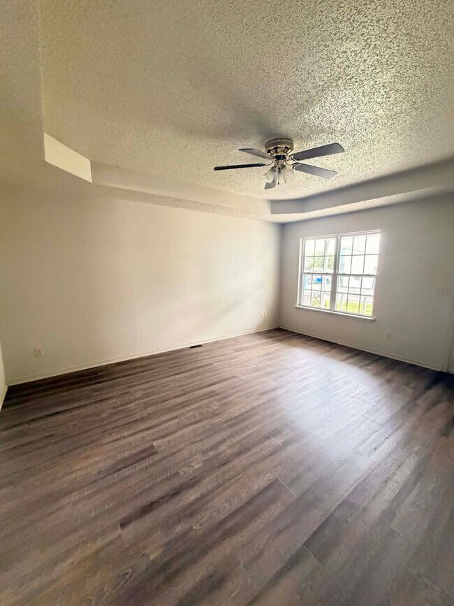 Foto del edificio - Gorgeous 3 bedroom House in JoMo with a deck!!