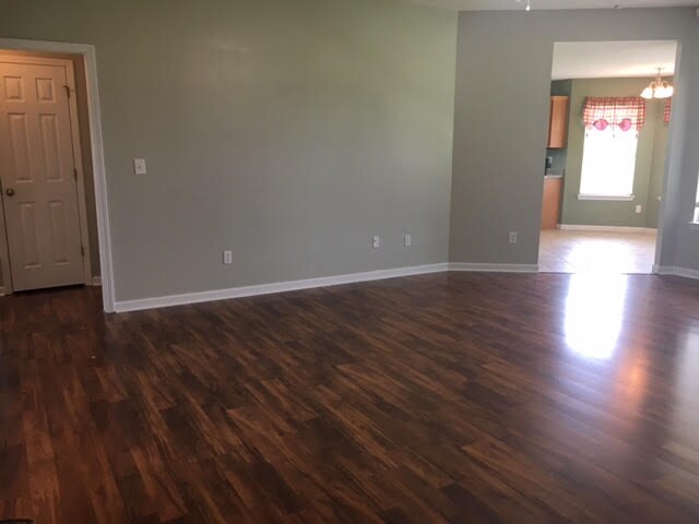 Foto del edificio - 601 Hidden Creek Cir