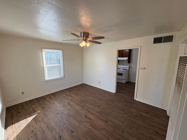 Foto del edificio - Cozy Home On Spacious Lot Available Now!