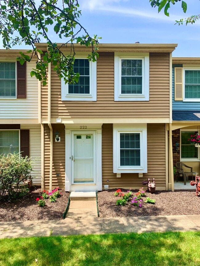 Building Photo - 222 Shadowlawn Cir