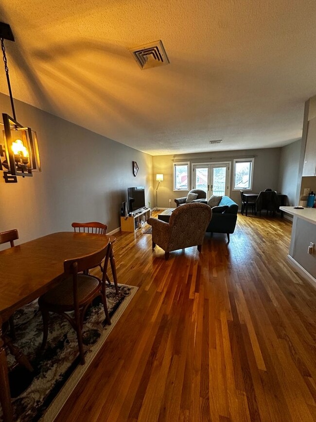 Building Photo - No Brokers Fee!! Spacious 2-Bed, 2-Bath Co...