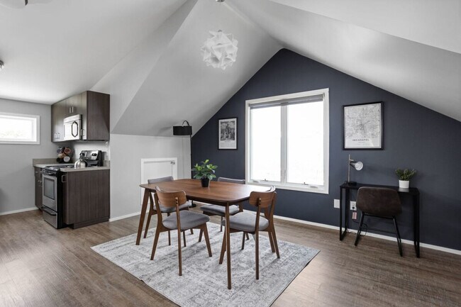 Building Photo - 1125 E 10th St