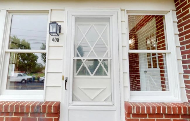 Building Photo - 408 Long Ln