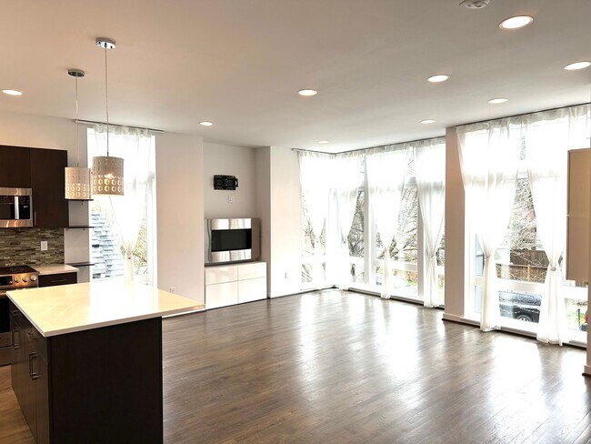 Building Photo - New Listing!! Stunning 3 Bed, 2.5 Bath, Ba...
