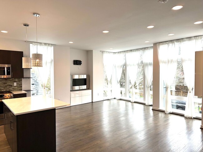 Foto del edificio - New Listing!! Stunning 3 Bed, 2.5 Bath, Ba...