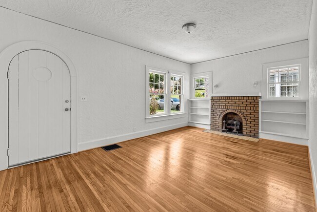 Foto del edificio - Beautiful Historic 4 Bedroom 2 Bathroom Home