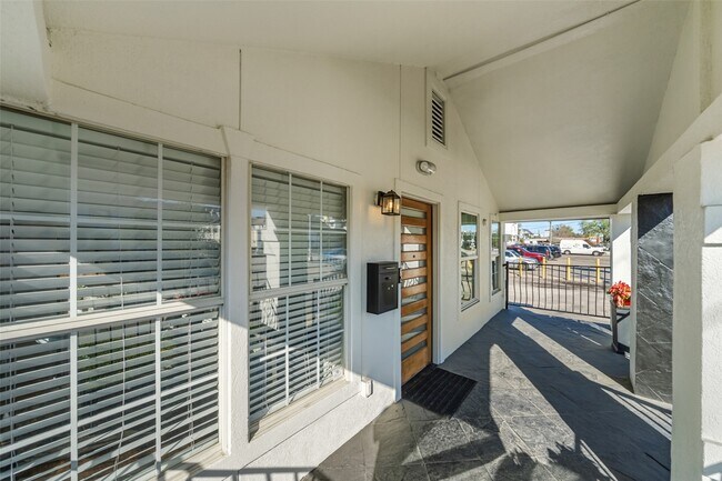 Building Photo - 2009 N Durham Dr