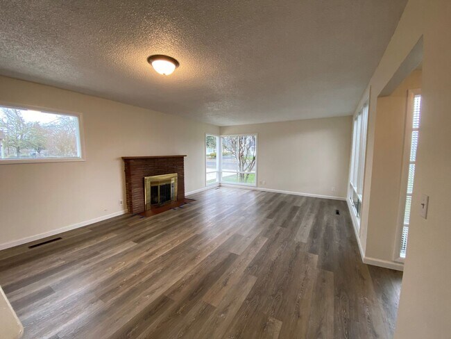 Foto del edificio - ~3 Bedroom Hucrest Home~