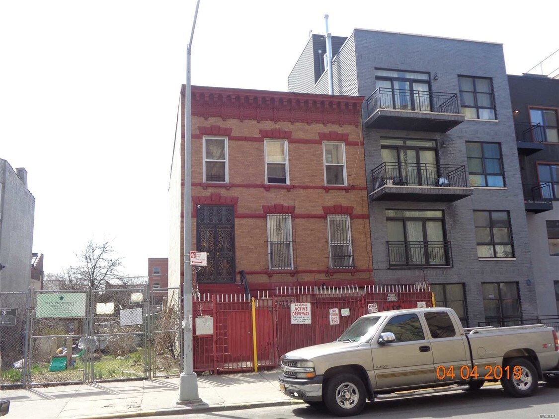 Primary Photo - 976 Greene Ave