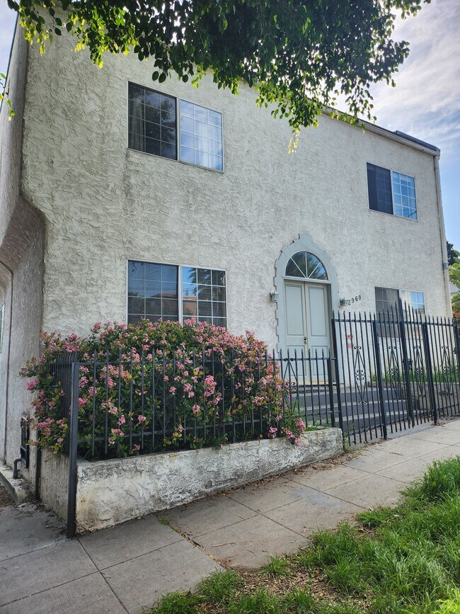 Building Photo - 2960 Bellevue Ave