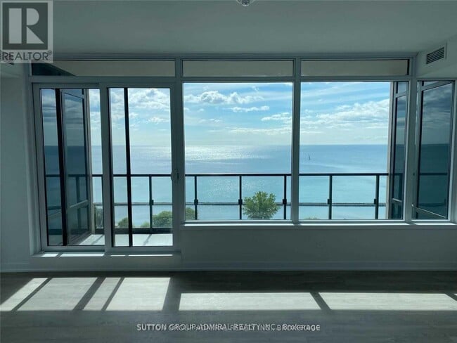 Photo du bâtiment - 1928 Lake Shore Blvd W