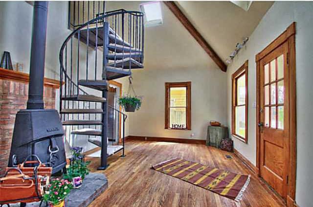 Building Photo - Adorable remodeled home 1 bedroom, 1 bath + carpeted loft area.