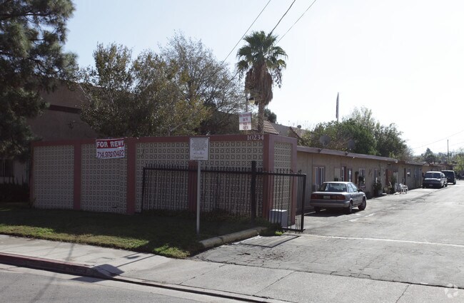 Building Photo - Casa Deoro Apts