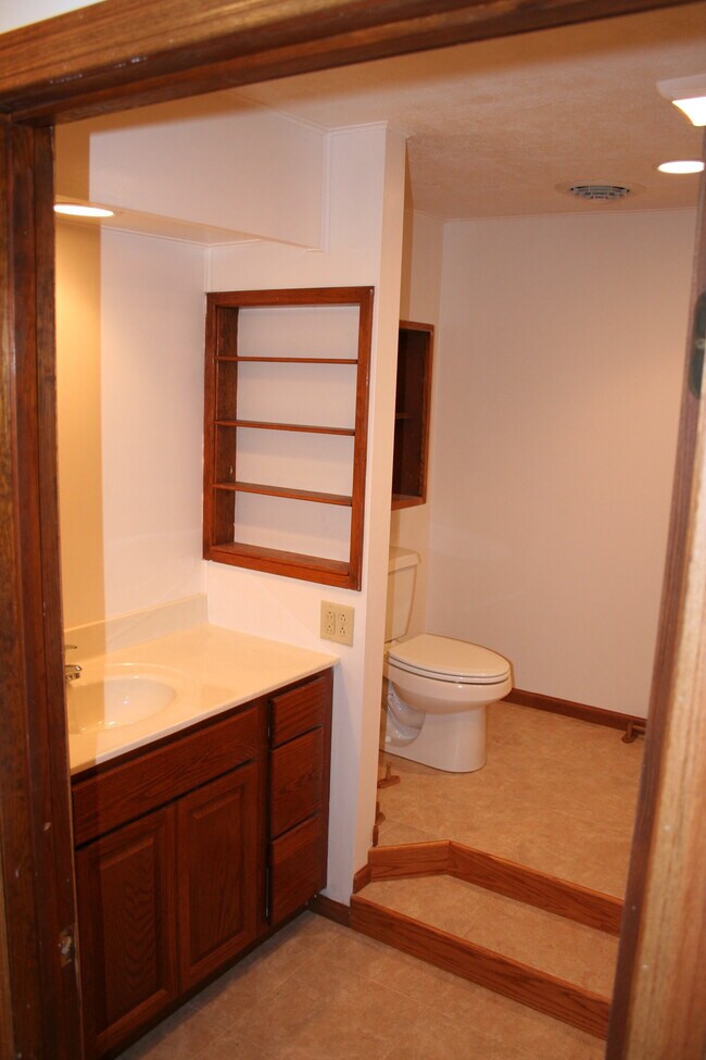 Baño - 112 S Waupansie St
