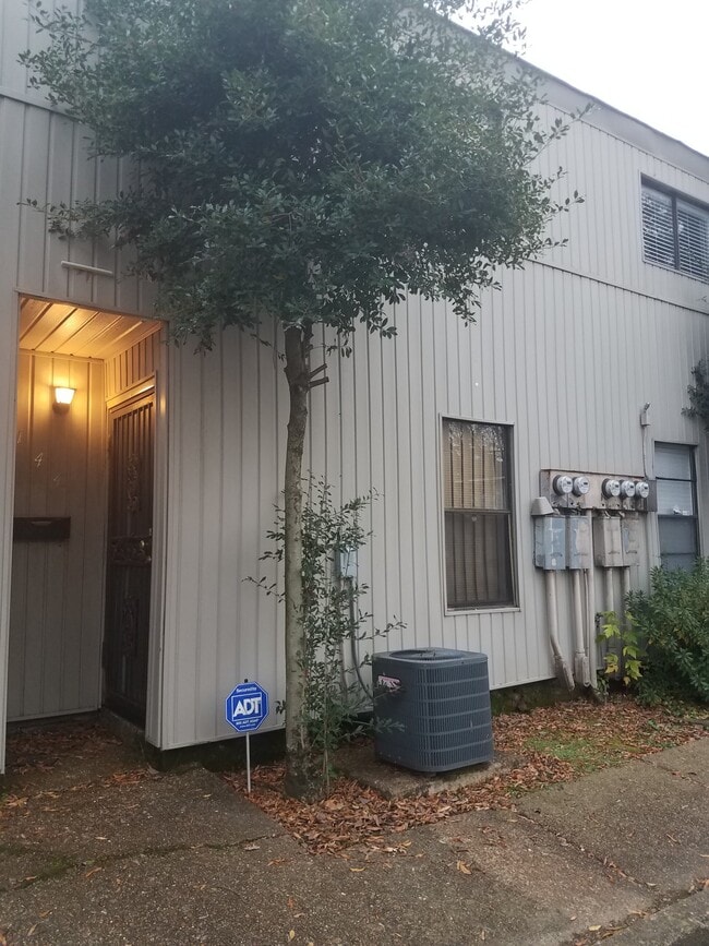 Photo - 144 N Auburndale St Apartment