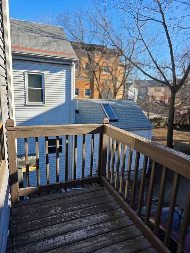 Foto del edificio - No Brokers Fee, In-Unit Laundry, Eat-in Kitchen, Large bedrooms, 3 Full Bathrooms