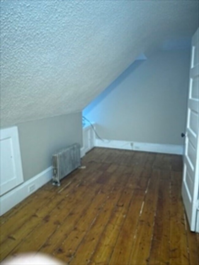 Building Photo - Recently updated 3 bed, 1 bath located in ...