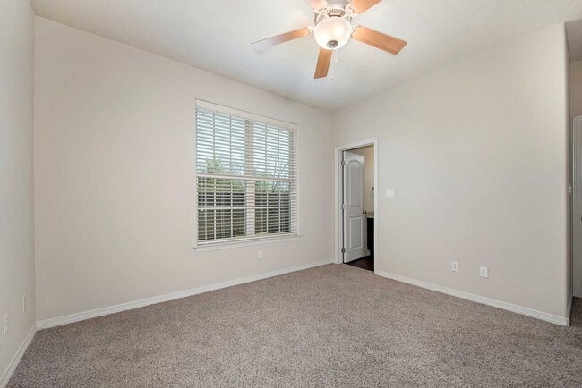 Building Photo - August 2026 Move In! 3 Bed, 3.5 Bath Condo in Great Community!