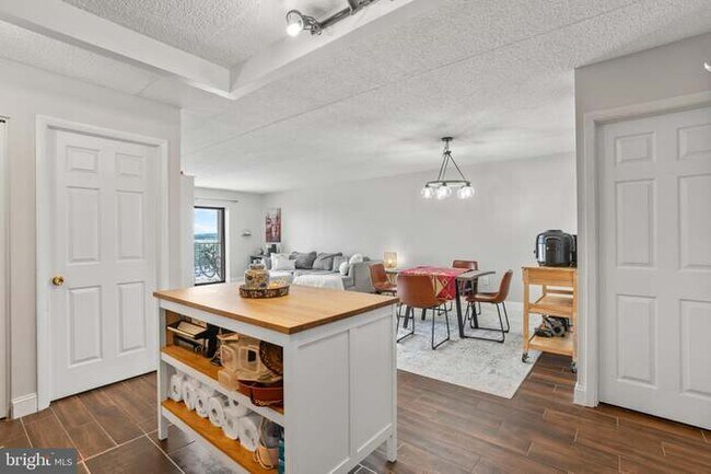Building Photo - 10709 Valley Forge Cir