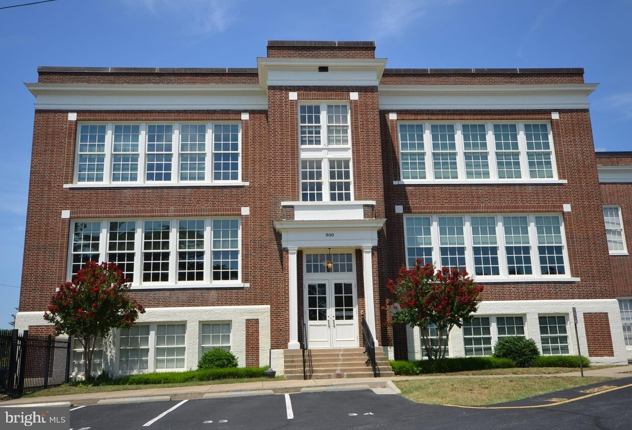 Primary Photo - 900 Barton Street Unit 202