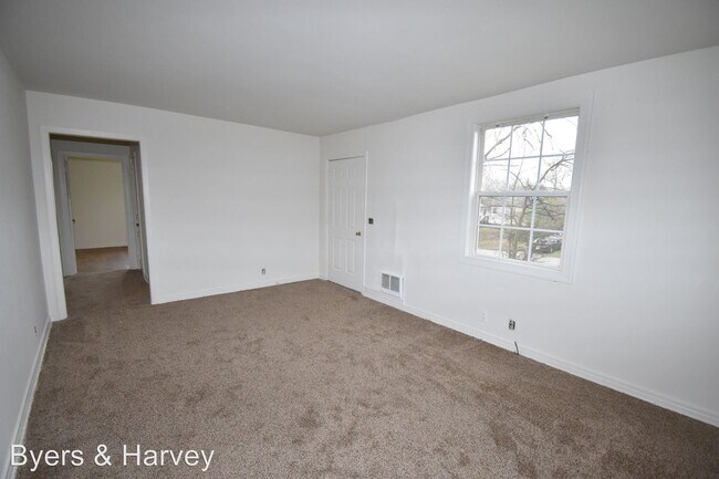 Building Photo - 3 br, 1 bath House - 948 E. Happy Hollow