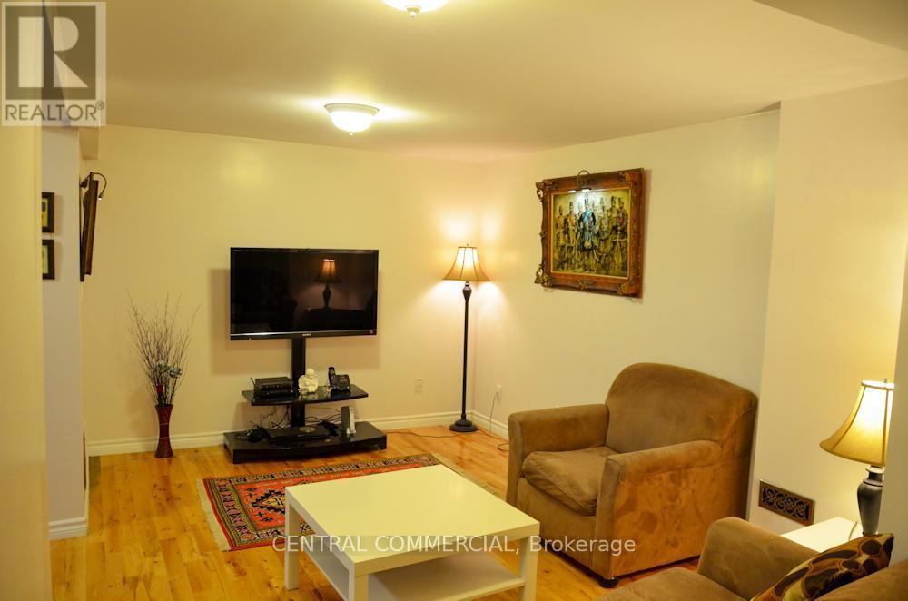 Photo du bâtiment - 102 Muirhead Crescent