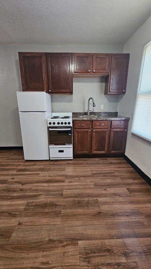 Building Photo - Must see unit! Pictures coming soon!